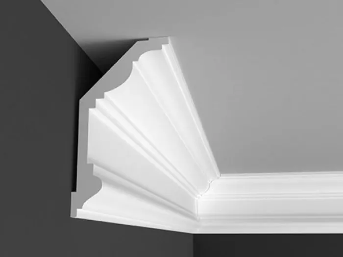 Colagem de Materiais de Decoração
